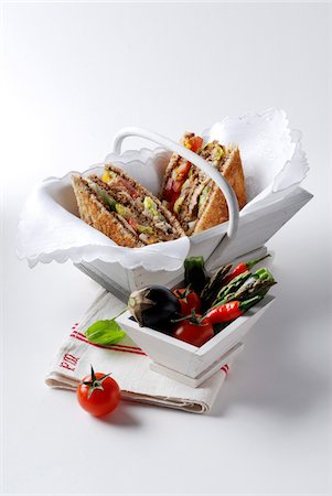 simsearch:652-03802819,k - Tuna and vegetable toasted sandwiches Foto de stock - Sin royalties Premium, Código: 652-05807292