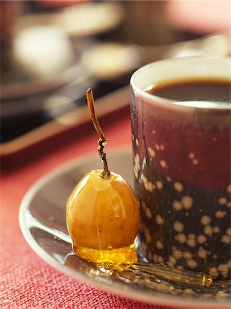 party dish - Black coffee and white grape coated in caramel Stock Photo - Premium Royalty-Free, Code: 652-05807309