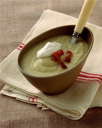 simsearch:652-05807322,k - Cream of cauliflower soup Foto de stock - Sin royalties Premium, Código: 652-05807316