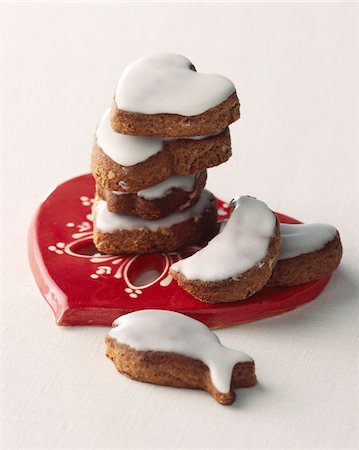 simsearch:652-05807382,k - Gingerbread cookies coated with icing sugar Foto de stock - Sin royalties Premium, Código: 652-05807357