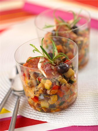 simsearch:652-03800885,k - Ratatouille et filet de rouget en verrine Photographie de stock - Premium Libres de Droits, Code: 652-05807395