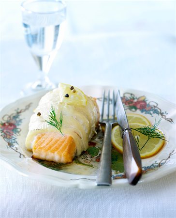 simsearch:652-03803238,k - Piece of salmon wrapped in haddock with lemon Foto de stock - Sin royalties Premium, Código: 652-05807407