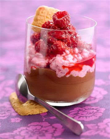 simsearch:652-06819251,k - Dessert de crème au chocolat avec mousse de framboises Photographie de stock - Premium Libres de Droits, Code: 652-05807419