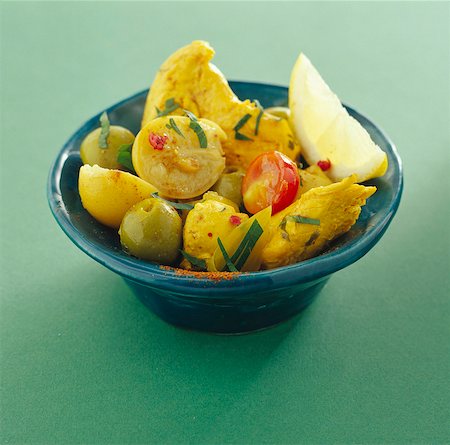 Salade de poulet au curry, olive, tomate et citron Photographie de stock - Premium Libres de Droits, Code: 652-05807435