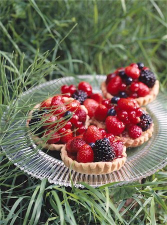 simsearch:652-05807471,k - Tartelettes aux fruits de l'été Photographie de stock - Premium Libres de Droits, Code: 652-05807472