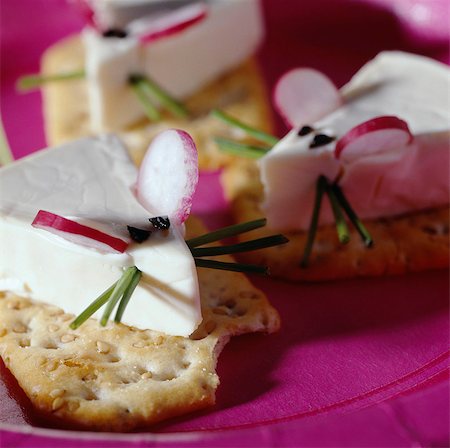 Cheese spread on crackers with radish and chives Stock Photo - Premium Royalty-Free, Code: 652-05807498