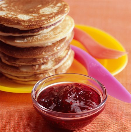 simsearch:652-05807474,k - Stacked pancakes with strawberry jam Foto de stock - Sin royalties Premium, Código: 652-05807499