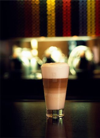 simsearch:652-05807556,k - Café latte machiato Foto de stock - Sin royalties Premium, Código: 652-05807528