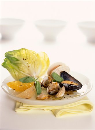 produit de la mer - Petoncle pétoncles, moules et salade d'agrumes Photographie de stock - Premium Libres de Droits, Code: 652-05807534