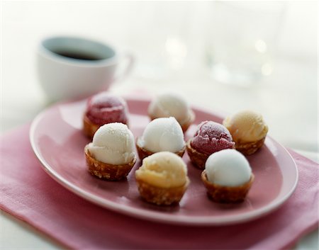 petit fours - Mini Nougatine Gehäuse mit verschiedenen gewürzte sorbets Stockbilder - Premium RF Lizenzfrei, Bildnummer: 652-05807558