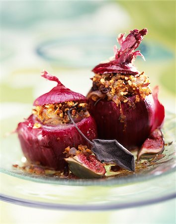 simsearch:652-05808005,k - Red onions stuffed with fruit Fotografie stock - Premium Royalty-Free, Codice: 652-05807564