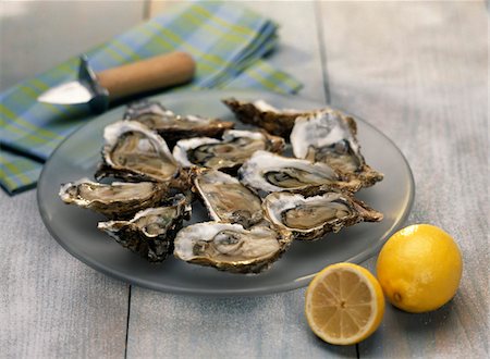 Large plate of oysters Stock Photo - Premium Royalty-Free, Code: 652-05807567