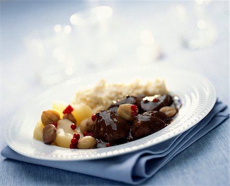 exotic meat - Ostrich stew with chestnuts and pureed celeriac Foto de stock - Sin royalties Premium, Código: 652-05807560