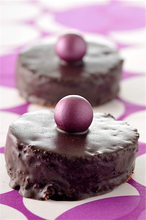 small chocolate ball - Small chocolate cakes Stock Photo - Premium Royalty-Free, Code: 652-05807579