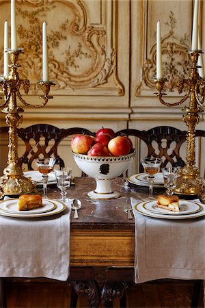 Luxurious table presentation with portions of Tatin tart Stock Photo - Premium Royalty-Free, Code: 652-05807602