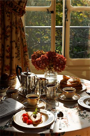 Breakfast table by the window Foto de stock - Sin royalties Premium, Código: 652-05807619