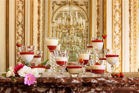 simsearch:652-05807088,k - Dishes of panacotta and strawberry puree in a luxurious decor Foto de stock - Sin royalties Premium, Código: 652-05807626
