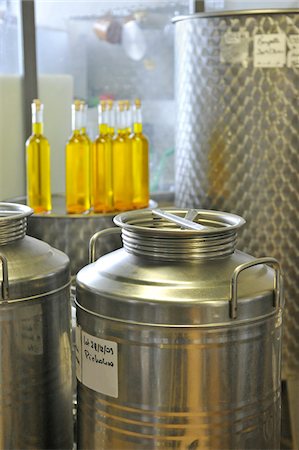 Vats and bottles of olive oil in the factory Foto de stock - Royalty Free Premium, Número: 652-05807627