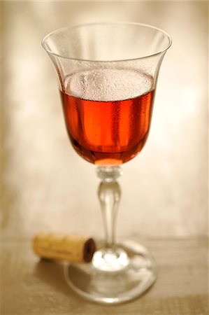 stelo del bicchiere - Glass of rosé wine Fotografie stock - Premium Royalty-Free, Codice: 652-05807646