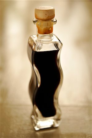 Bottle of Balsamic vinegar Foto de stock - Sin royalties Premium, Código: 652-05807643
