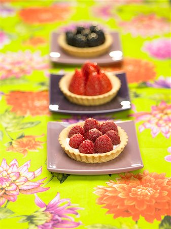 simsearch:652-05807471,k - Tartelettes aux fruits Photographie de stock - Premium Libres de Droits, Code: 652-05807657