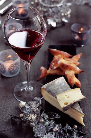 rotwein - Saint-Nectaire und ein Glas Rotwein Stockbilder - Premium RF Lizenzfrei, Bildnummer: 652-05807700