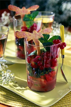 Salade de fruits estivale, purée de fraises et menthe, biscuits sablés en forme de libellule Photographie de stock - Premium Libres de Droits, Code: 652-05807729