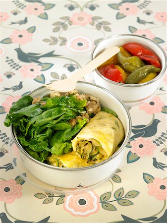 simsearch:652-03803537,k - Zucchini omelette Bento with spinach,walnuts and pickled peppers Foto de stock - Sin royalties Premium, Código: 652-05807807