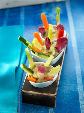 simsearch:652-05807192,k - Caviar d'aubergine trempette avec des crudités Photographie de stock - Premium Libres de Droits, Code: 652-05807810