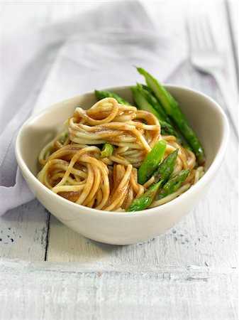 Noodles with green asparagus and miso sauce Foto de stock - Sin royalties Premium, Código: 652-05807820