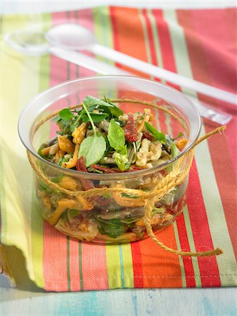 Pasta,sun-dried tomato,watercress,basil and dried fruit salad Foto de stock - Sin royalties Premium, Código: 652-05807850