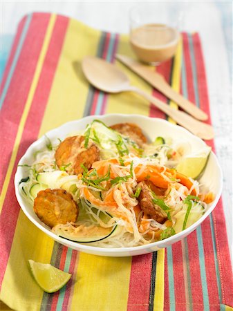 simsearch:652-07655200,k - Salade de riz vermicellis et Tempehs légumes thaï Photographie de stock - Premium Libres de Droits, Code: 652-05807851