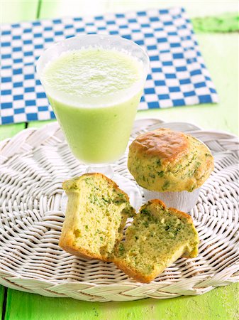 simsearch:652-05807192,k - Muffins savoureuses fromage et le persil avec un verre de vegan Photographie de stock - Premium Libres de Droits, Code: 652-05807865