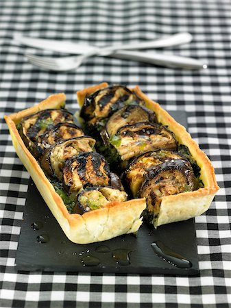 simsearch:652-05807192,k - Quiche aux épinards et aubergine Photographie de stock - Premium Libres de Droits, Code: 652-05807880