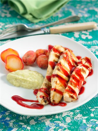 simsearch:652-05807497,k - Chicken breast with beetroot and caramel sauce,sweet potatoes Foto de stock - Royalty Free Premium, Número: 652-05807903