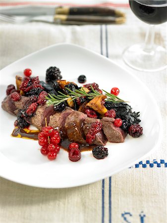 Squelette de lièvre avec fruits, sauce au vin rouge et romarin Photographie de stock - Premium Libres de Droits, Code: 652-05807929