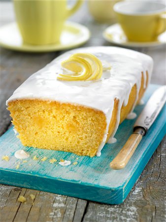 Lemon cake coated with icing Foto de stock - Sin royalties Premium, Código: 652-05807939