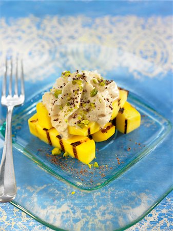 simsearch:652-05807432,k - Cubes de mangue garnies de mousse de foie gras Photographie de stock - Premium Libres de Droits, Code: 652-05807946