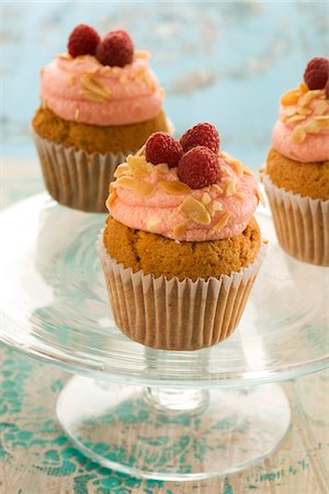 simsearch:652-05809721,k - Raspberry and lemon muffins Foto de stock - Sin royalties Premium, Código: 652-05807941