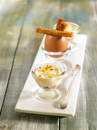 Soft-boiled egg with cheezy fingers of bread and cream of sesame seeds Foto de stock - Sin royalties Premium, Código: 652-05807953