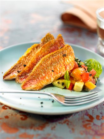 simsearch:652-05806662,k - Red mullet fillets with kaki,avocado,tomato and basil tartare Foto de stock - Sin royalties Premium, Código: 652-05807965