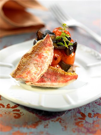 simsearch:652-03803238,k - Red mullet fillets with tomatoes and black olives Foto de stock - Sin royalties Premium, Código: 652-05807966