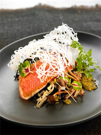 simsearch:652-03803238,k - Red mullet fillets with noodles,mushrooms,passion fruit and seaweed Foto de stock - Sin royalties Premium, Código: 652-05807967