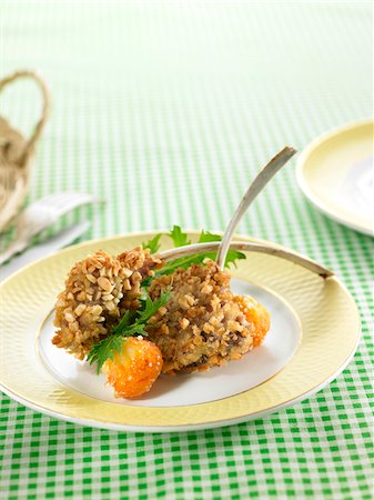 simsearch:652-03804766,k - Côtelettes d'agneau recouverts d'amandes pilées Photographie de stock - Premium Libres de Droits, Code: 652-05807974
