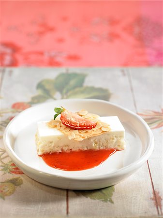 simsearch:652-05808539,k - Almond milk and Amaretto pudding with strawberry and black pepper sauce Foto de stock - Royalty Free Premium, Número: 652-05807986