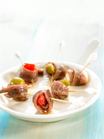 simsearch:825-05814214,k - Anchois, poivron rouge et tapas d'olives vertes Photographie de stock - Premium Libres de Droits, Code: 652-05808017