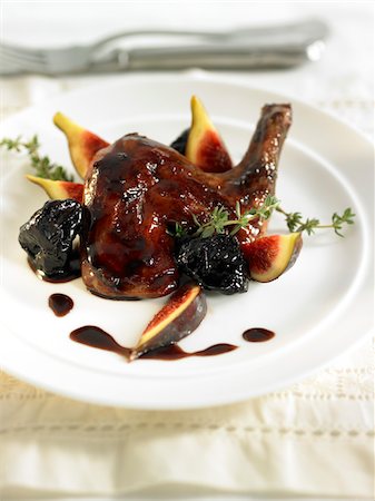 simsearch:652-05809690,k - Lapin flamande avec cerises séchées, de figues et de gelée de groseille Photographie de stock - Premium Libres de Droits, Code: 652-05808019