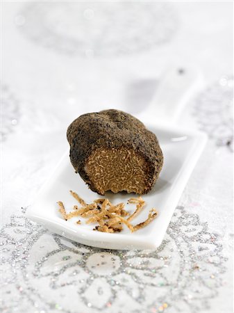 Grating a black truffle Foto de stock - Royalty Free Premium, Número: 652-05808029