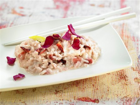 simsearch:652-07655793,k - Rose risotto aux fraises séchées et de shalloots Photographie de stock - Premium Libres de Droits, Code: 652-05808036
