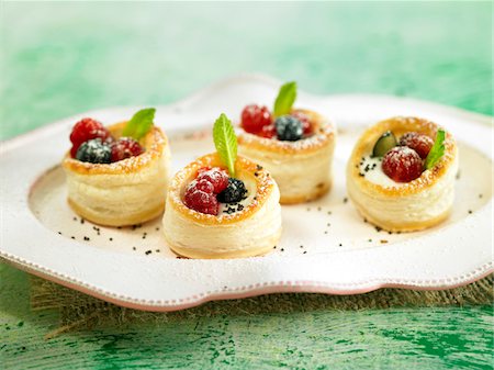 petit fours - Sommer Obst Vol-au-vents Stockbilder - Premium RF Lizenzfrei, Bildnummer: 652-05808038